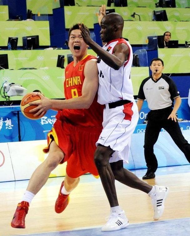 雷霆五连胜冲击季后赛（雷霆豪取五连胜，剑指季后赛）