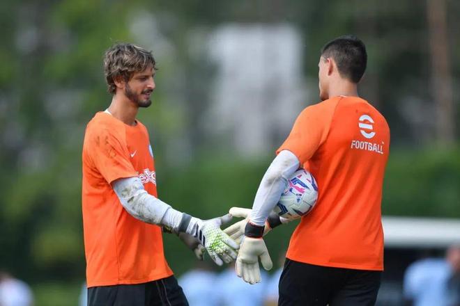 大范：湖人不是争冠队 比掘金／马刺／火箭弱一档 3个核心都不能防（大范直言：湖人难称争冠级，实力逊于掘金／马刺／火箭，三核防守成隐患）