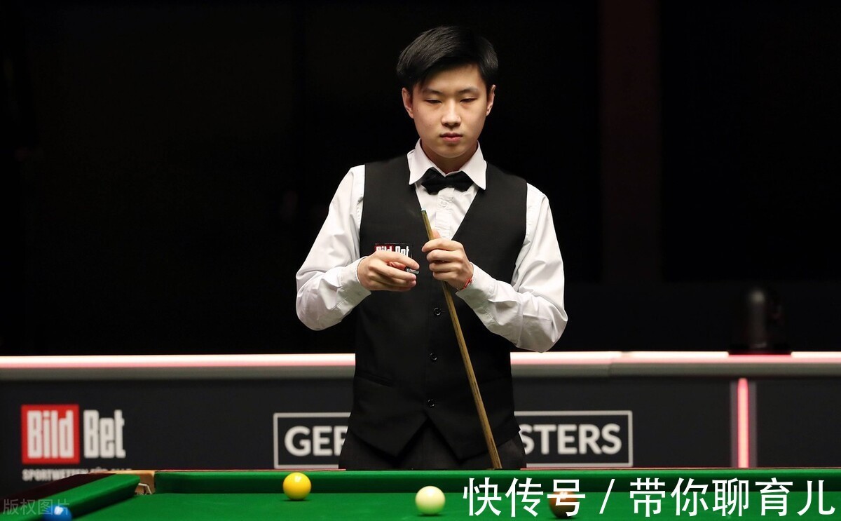 首席跟队：埃默松已经开始在沙地上恢复跑步训练.